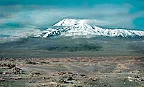 Планината Арарат в Турция, за която се говори че там е виждан Ноевия ковчег. Photo copyrighted. Courtesy of John Morris.