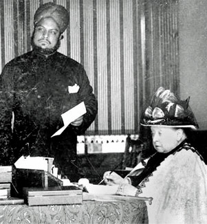 Historic photo of the servant Abdul and Queen Victoria